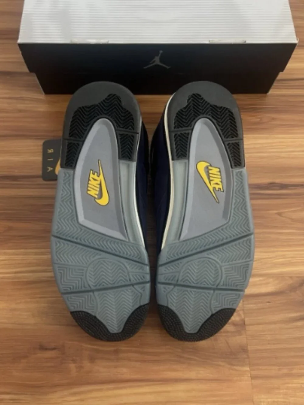 Air Jordan 4 Retro Lakers